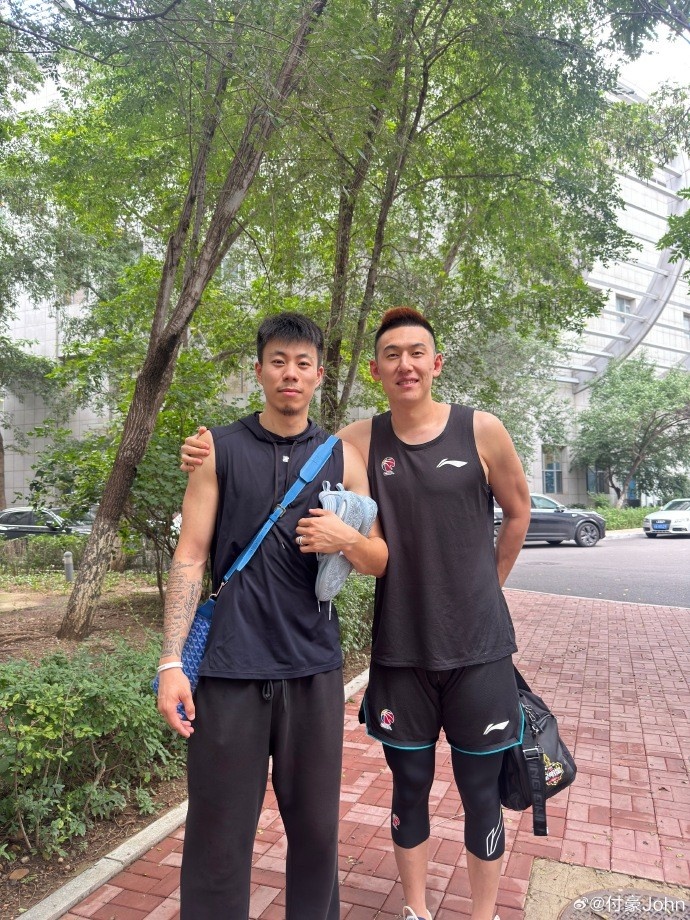 九游体育官网-付豪晒与张镇麟&amp;刘雁宇等合照：人生总有很多分岔路口 祝开心顺利